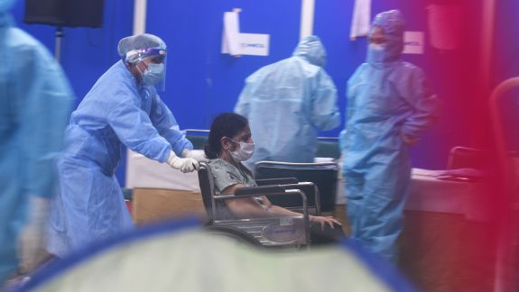 Sezonul relaxărilor în Europa s-ar putea încheia prematur, ca urmare a faptului că varianta Delta devine tot mai răspândită