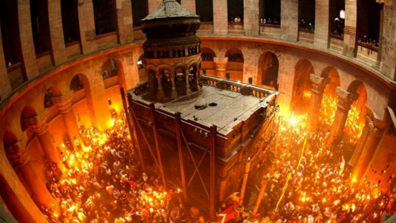Sfânta Lumină s-a aprins la Ierusalim. Când va ajunge în țara noastră