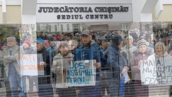 Soarta a șapte membri din partidul Șor, decisă sub acompaniamentul protestului din fața Judecătoriei