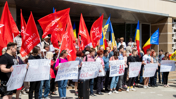 Socialiștii protestează în fața BNM nemulțumiți de creșterea inflației și cer demisia conducerii. Reacția băncii