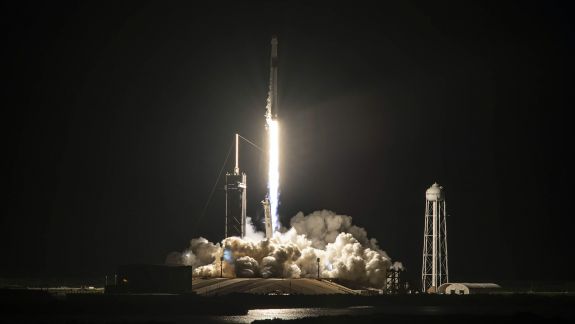 SpaceX a lansat prima misiune spațială cu un echipaj alcătuit în întregime din persoane care nu sunt astronauți profesioniști