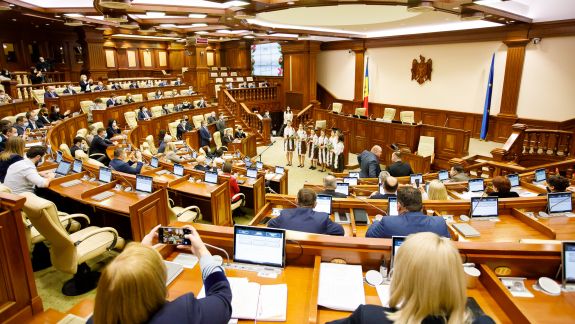 Totalurile activității Parlamentului în 2021: Două moțiuni, 170 de inițiative aprobate și 200 de amendamente