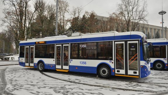 Un adolescent a ajuns la spital după ce a fost lovit de un troleibuz. Acesta traversa strada regulamentar