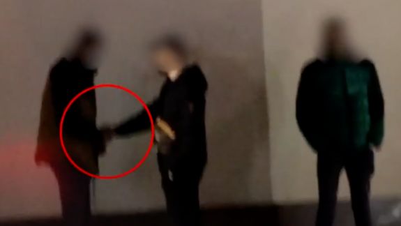 Un angajat al Inspectoratului General de Carabinieri și complicele acestuia, reținuți. Vindeau droguri mai multor militari ai IGC (VIDEO)