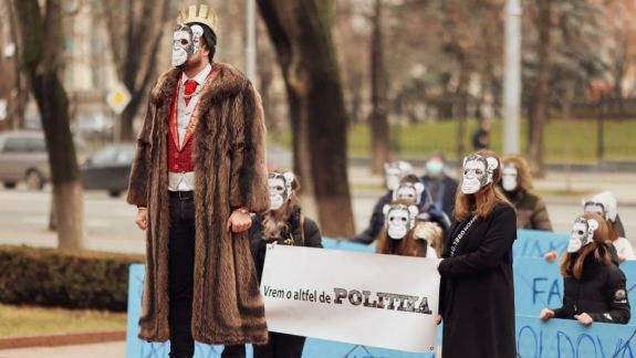 Maimuțele cer o altfel de politică. Mai mulți tineri mascați au protestat în fața Parlamentului (FOTO)
