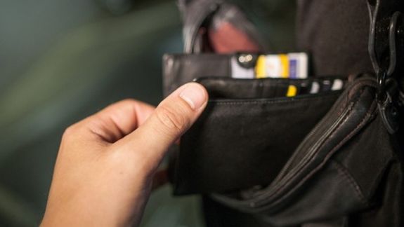Un minor de 16 ani a fost reținut, după ce ar fi sustras un portmoneu cu 64.400 de lei. Victima era în stare de ebrietate