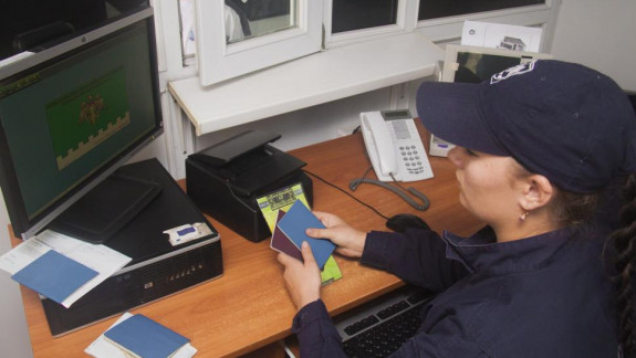 Un tânăr care ar fi primit drept „suvenir” un permis de conducere s-ar putea alege cu un dosar penal