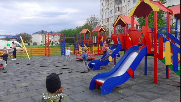 Teren de joacă sau bătaie de joc? Mai mulți părinți din orașul Ialoveni, indignați de starea în care a ajuns una dintre cele mai populare zone de distracție (FOTO)