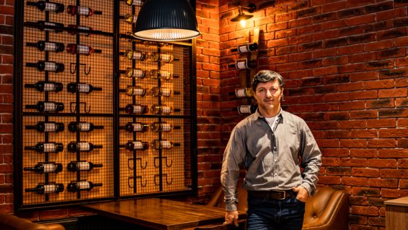 Faci o vizită la Comrat? Iată unde poți servi steak-uri Dry Aged și vinuri selecte de la producători locali (INTERVIU)