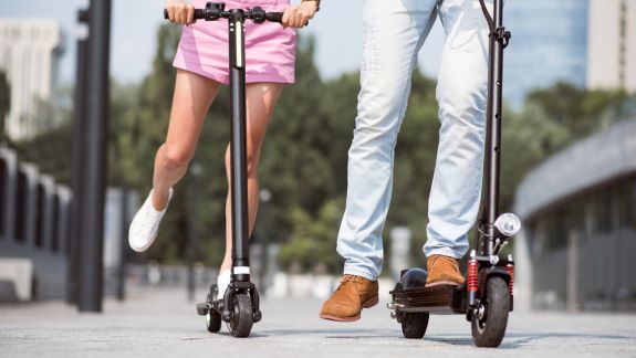 Utilizarea trotinetelor electrice și a ciclomotoarelor, inclusă în Codul Penal. MAI propune reglementarea transportului alternativ