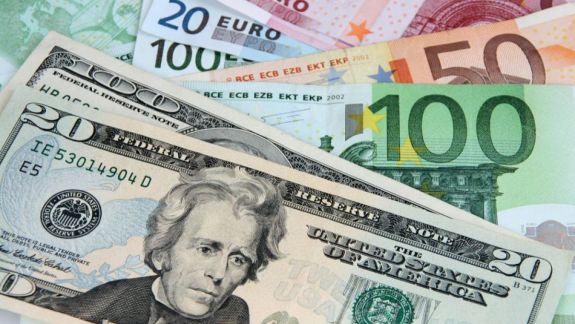 Vânzările de valută, în volum record. Câte miliarde de euro și dolari au vândut, într-un an, moldovenii