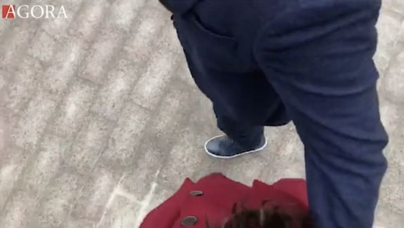 VIDEO. Jurnalista Agora, „luată pe sus” după ce s-a apropiat de Candu, Filip și Plahotniuc înaintea mitingului PDM