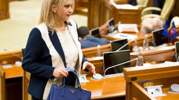 Violeta Ivanov, surprinsă la Parlament cu o geantă Prada. Pe site-ul producătorului, aceasta se vinde cu peste 2.700 de dolari. Reacția deputatei (AUDIO)