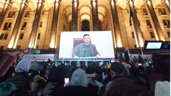 Zelenski a ținut un discurs de la ecrane în fața a sute de oameni ieșiți pe străzile orașelor europene în susținerea Ucrainei. Iată ce spune (VIDEO)
