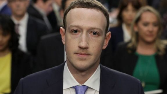 Zuckerberg a pierdut 7 miliarde de dolari în orele cât Facebook a fost nefuncționabil. Platforma încă nu poate fi accesată