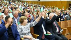 „Ajunge atâta democrație”. Cum s-a votat demiterea in corpore a vicepreședinților PLDM (VIDEO)