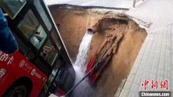Autobuz cu pasageri, înghițit de un crater uriaș format pe un drum în China: Şase persoane au murit (VIDEO)