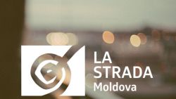 Centrul Internațional „La Strada”, indignat de o decizie a Guvernului: „Comunitatea anti-trafic ar trebui să se abțină de la flash-mob-uri și lansări de baloane și să urmărească restructurare