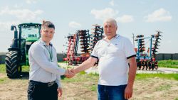 Succesul fermierilor: încrederea în propriile forțe, pământ, ploaie și susținerea financiară a partenerului de încredere