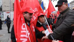 VIDEO. „Am venit ca să plece copiii la lucru la Moscova”, dar „po moldavschi ne razgavarivaem”: Ce au căutat unii participanți la mitingul PSRM