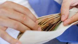 Ar fi propus mită de 10 mii de euro unui funcționar public, iar acum riscă până la șapte ani de închisoare