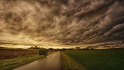 Codul galben de instabilitate atmosferică, prelungit: Se prevăd averse puternice cu grindină și vijelie