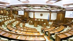 Deputații urmează, joi, să voteze pentru modificarea Constituției. Alte proiecte pe ordinea de zi a Parlamentului
