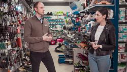 Oameni ca tine: A investit toți banii adunați la nuntă într-o afacere rurală. Oleg Costin, moldoveanul care aduce noul în casele oamenilor, dar dă bani pentru obiecte vechi (VIDEO)