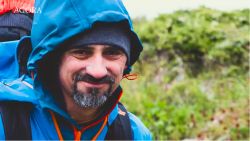 Oameni ca tine: Alexandru Cojocari a sfidat popularitatea serviciilor all-inclusive și le-a propus moldovenilor să-și petreacă nopțile de vacanță în compania a milioane de stele (VIDEO)