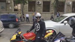 Țuțu, la contraprotestul de la flashmobul ACUM? Democratul ar fi venit pe două roți (VIDEO)